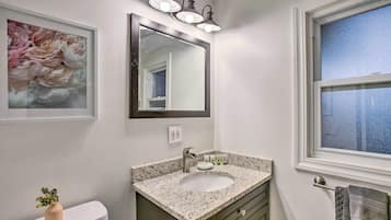 Articles de toilette gratuits, sĂšche-cheveux, serviettes fournies