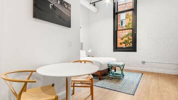 Een strijkplank/strijkijzer, reisbedje, internet