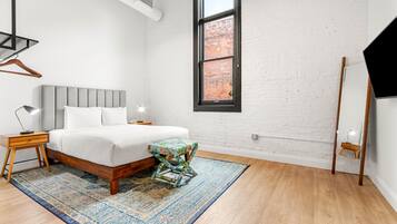 Een strijkplank/strijkijzer, reisbedje, internet