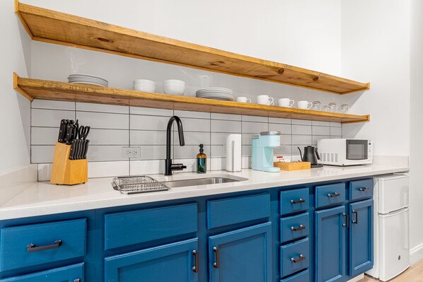 Fridge, cookware/dishes/utensils