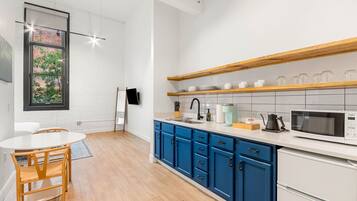 Fridge, cookware/dishes/utensils