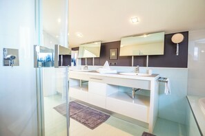 Tina, secadora de cabello, toallas 