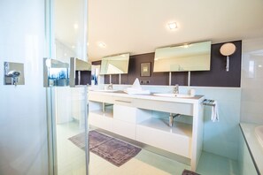 Baignoire, sèche-cheveux, serviettes fournies