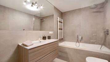 Badkar, hårtork och handdukar