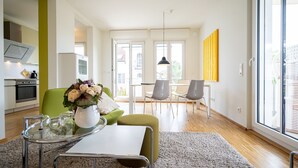 Et moderne køkken med spiseplads, et stort vindue og udsigt udad.