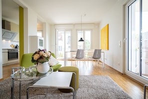 Eine moderne Küche mit Essbereich, einem großen Fenster und Blick nach außen.