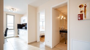 A modern apartment with a kitchen, a bedroom, and a bathroom. - Villa Estrelia, App. 6 (Heringsdorf)