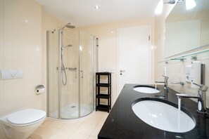 Een douche, handdoeken