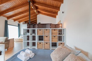 1 bedroom, iron/ironing board, free WiFi, bed sheets - Studio 'Loft Cim Apartments' with Mountain View, Wi-Fi and Air Conditioning (Olivella)