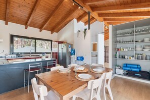 Dining - Studio 'Loft Cim Apartments' with Mountain View, Wi-Fi and Air Conditioning (Olivella)