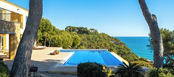 Villa 'La Beauté de Cala Tamarit' avec vue sur la mer, piscine, Wi-Fi et jardin