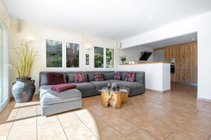 TV, lettore DVD, impianto stereo