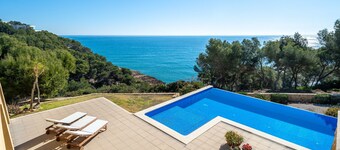 Villa 'The Beauty of Cala Tamarit' met zeezicht, zwembad, wifi en tuin