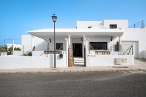 Exterior - Peaceful Villa near Famara – Ideal for Families & Groups, Sleeps 9 (House + Studio) (Soo)