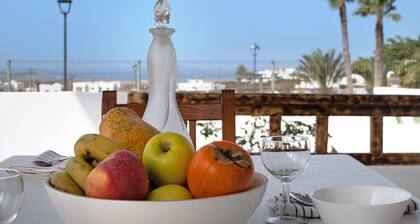 Peaceful Villa near Famara – Ideal for Families & Groups, Sleeps 9 (House + Studio)