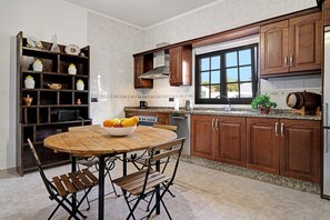 Fridge, microwave, oven, stovetop - Peaceful Villa near Famara – Ideal for Families & Groups, Sleeps 9 (House + Studio) (Soo)