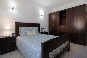 3 bedrooms, free WiFi, bed sheets - Peaceful Villa near Famara – Ideal for Families & Groups, Sleeps 9 (House + Studio) (Soo)