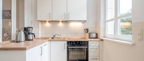Kühlschrank, Ofen, Geschirrspüler, Wasserkocher mit Kaffee-/Teezubehör
