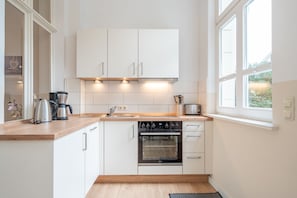 Køleskab, ovn, opvaskemaskine, kaffe-/temaskine