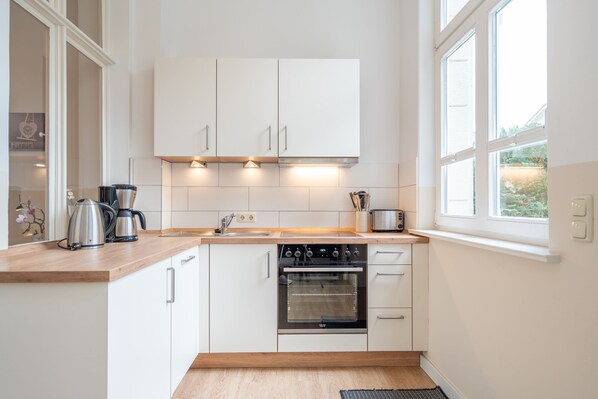 Køleskab, ovn, opvaskemaskine, kaffe-/temaskine