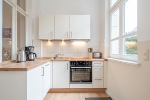 Kühlschrank, Ofen, Geschirrspüler, Wasserkocher mit Kaffee-/Teezubehör