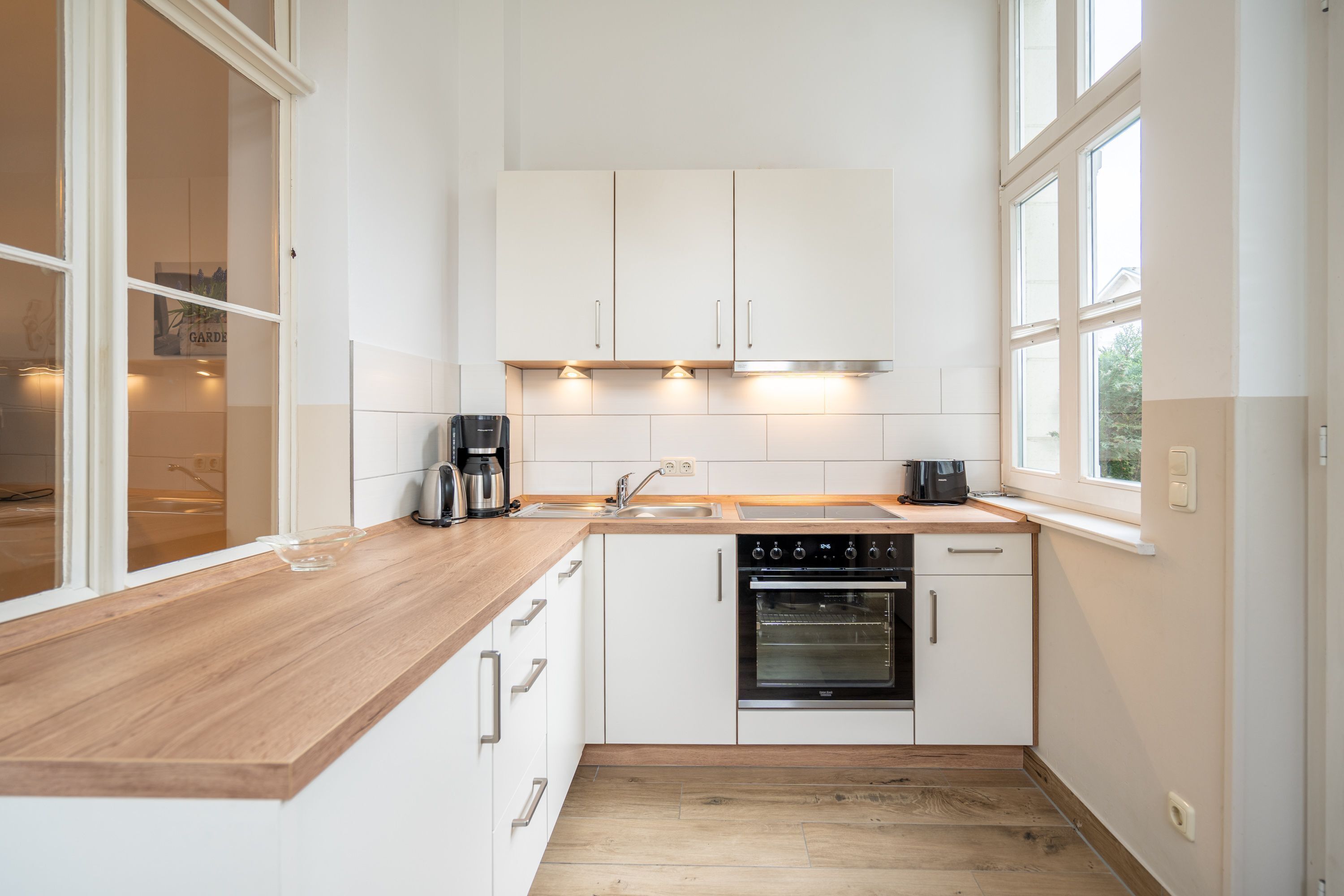 Kühlschrank, Ofen, Geschirrspüler, Wasserkocher mit Kaffee-/Teezubehör