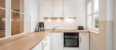 Fridge, oven, dishwasher, coffee/tea maker