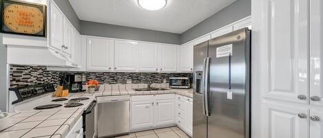 Grand réfrigérateur, micro-ondes, four, plaque de cuisson