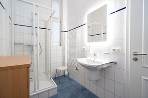 Douche, sèche-cheveux, serviettes fournies