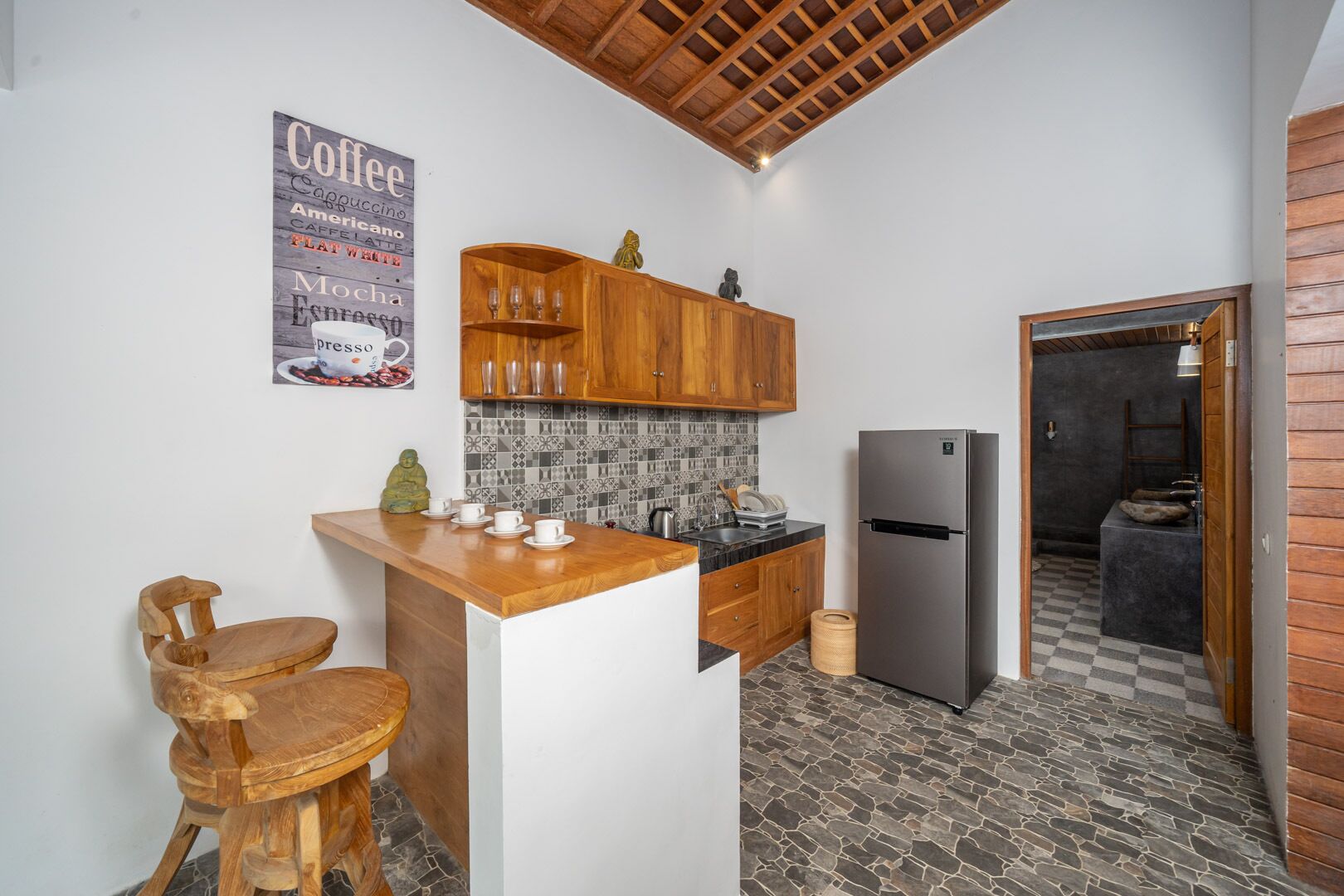 Frigorífico, microondas, placa de cocina y utensilios de cocina