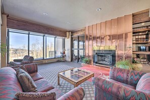 Televisión, chimenea y futbolito 