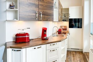 Mikrobølgeovn, ovn, opvaskemaskine, kaffe-/temaskine