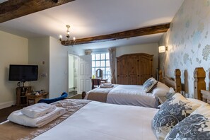 高级双人房或双床房 | 防过敏的被褥、特色装修、特色家居、熨斗/熨衣板