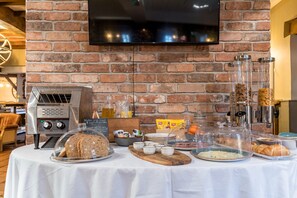 Free daily continental breakfast - The Littleton Arms (Stafford)