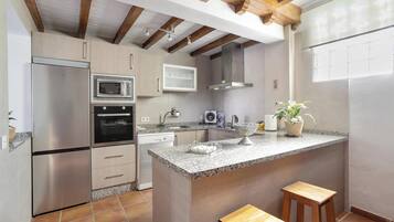 Een koelkast, een magnetron, een oven, een kookplaat