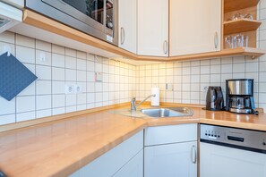 Køleskab, mikrobølgeovn, opvaskemaskine, kaffe-/temaskine