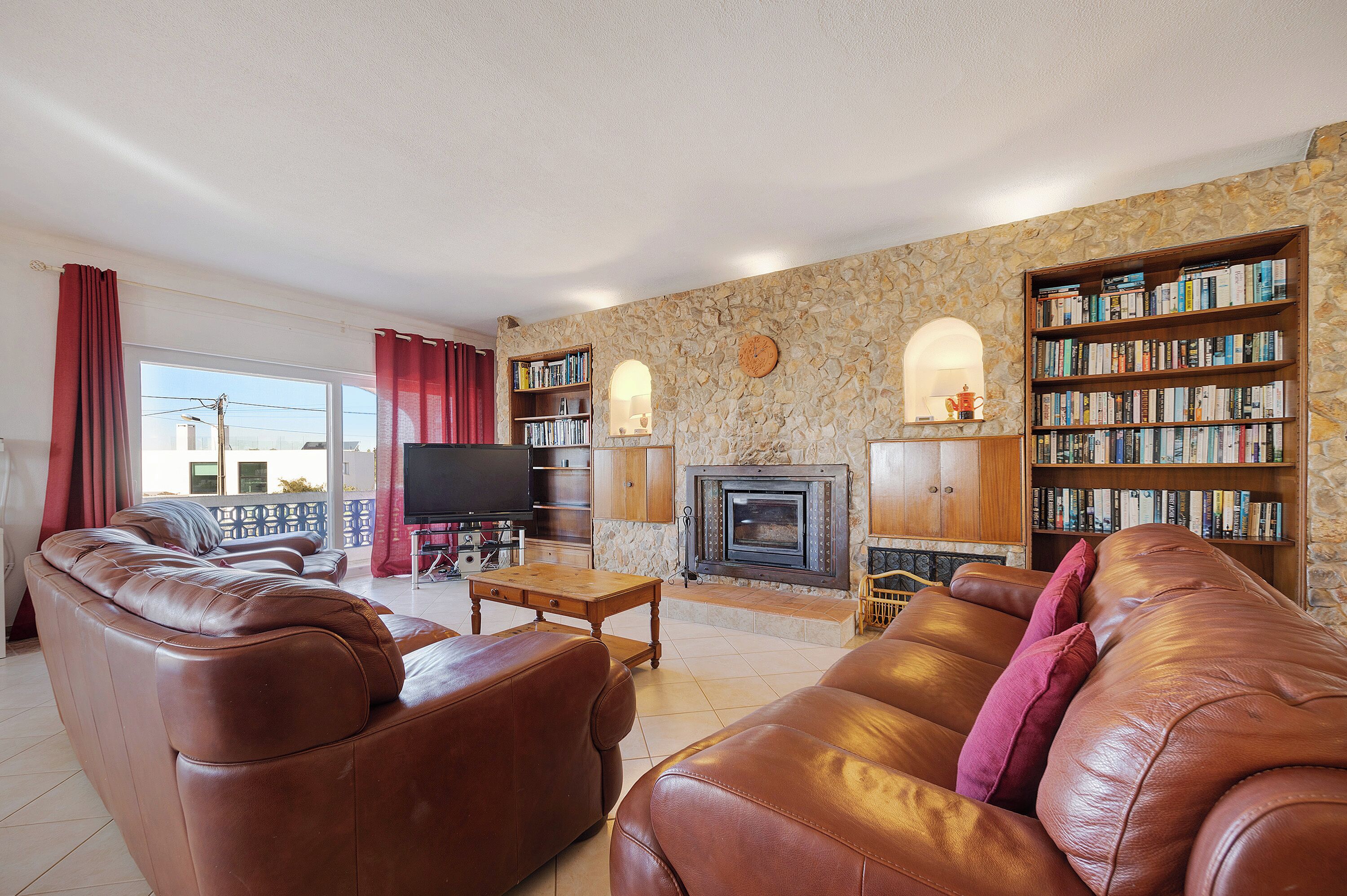 Televisión, chimenea, reproductor de DVD y estéreo 