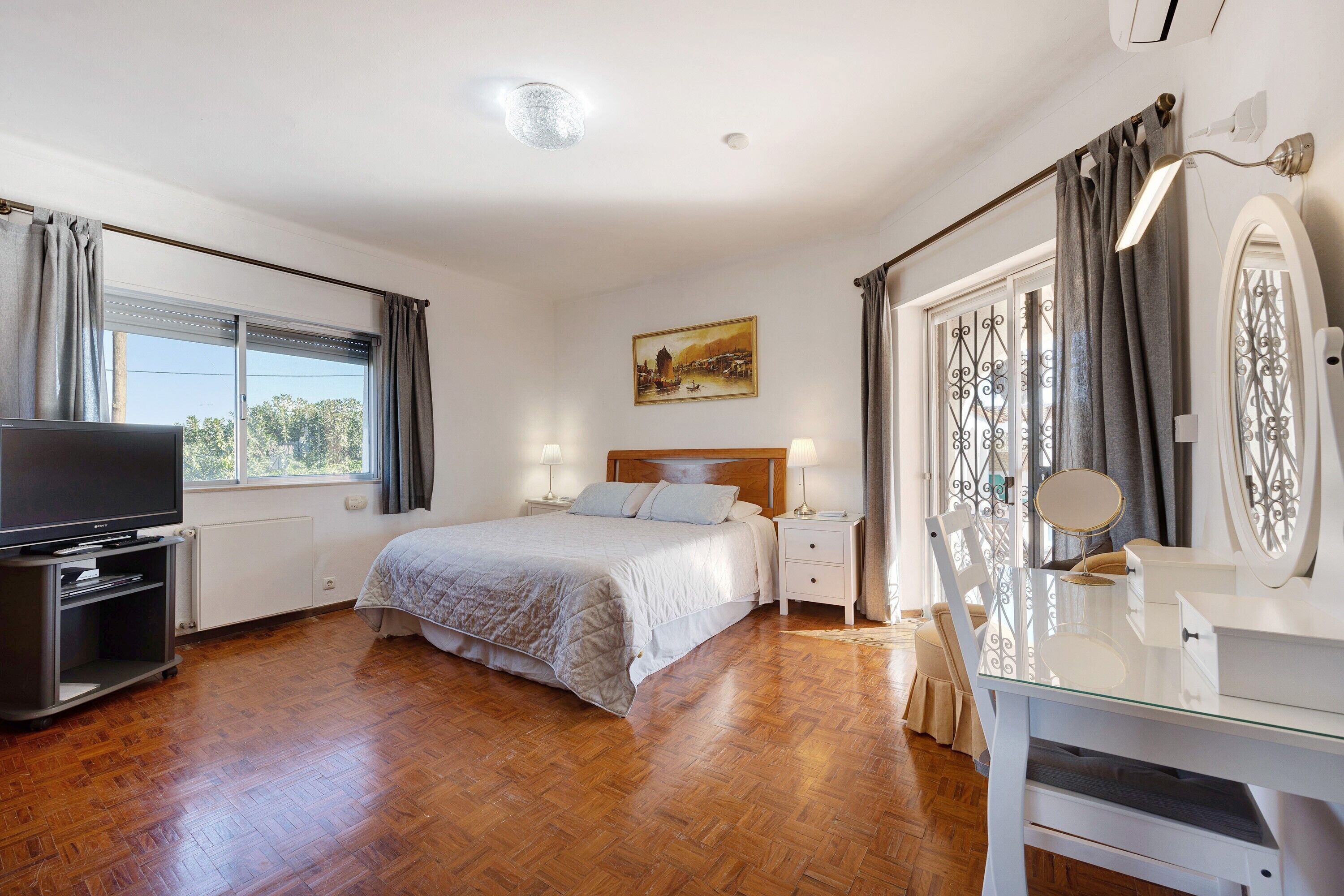 4 bedrooms, iron/ironing board, free WiFi, bed sheets