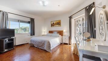 4 makuuhuonetta, silitysrauta/-lauta, ilmainen Wi-Fi, vuodevaatteet