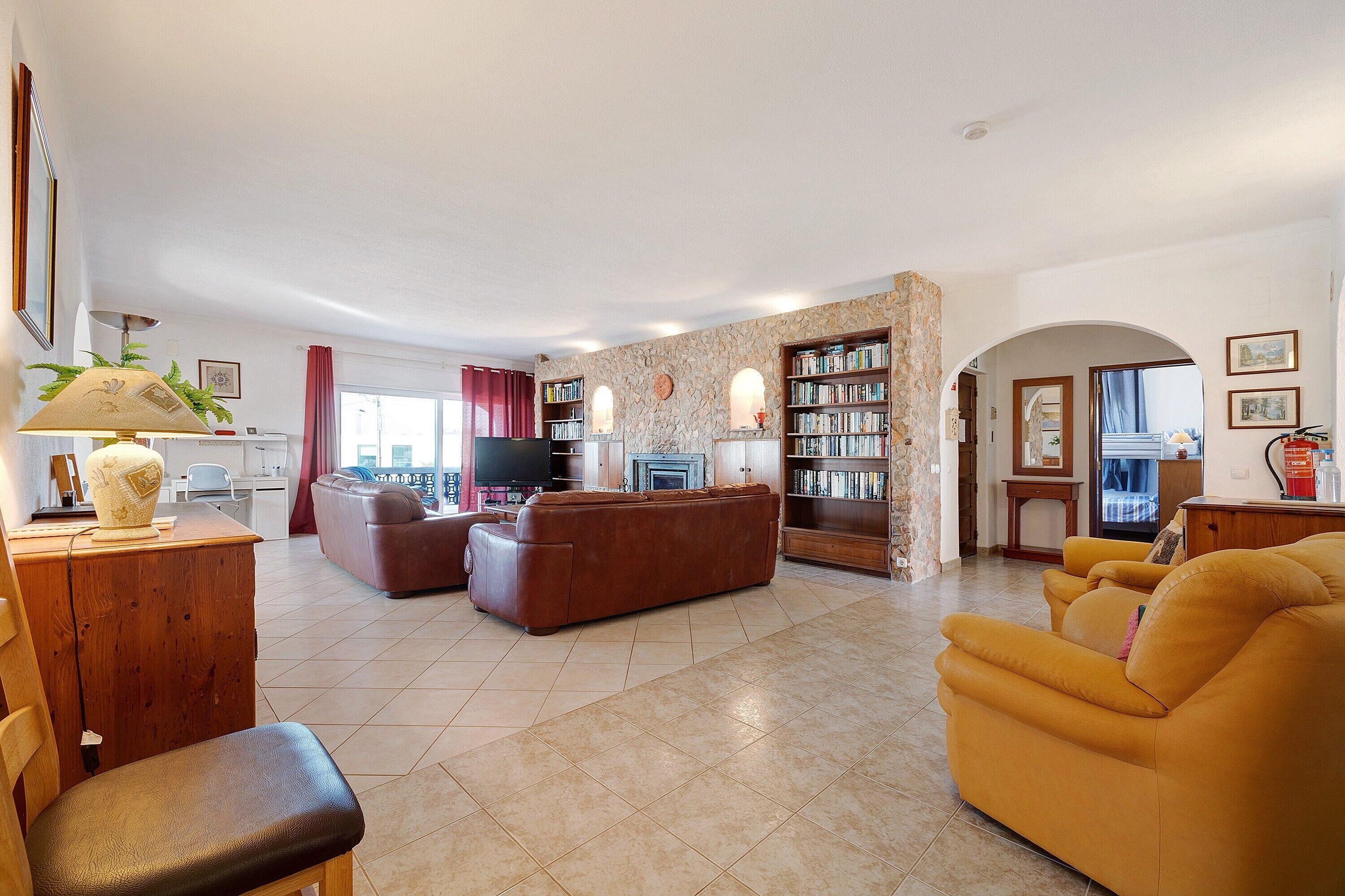 Télévision, cheminée, lecteur de DVD, chaîne hi-fi