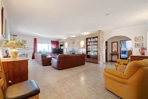 Televisie, een open haard, een dvd-speler en een stereo