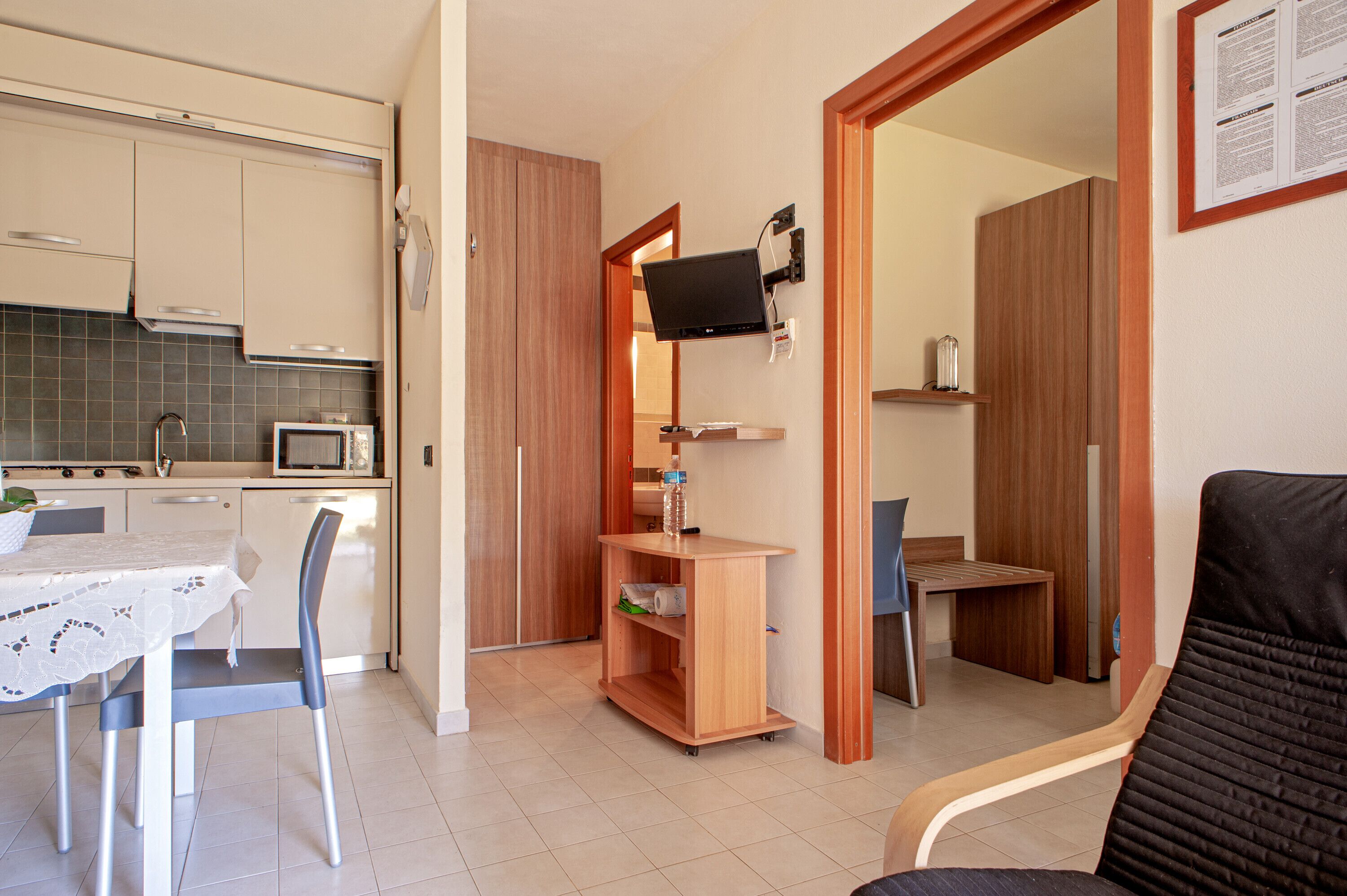 Kühlschrank, Ofen, Herdplatte, Kochgeschirr/Geschirr/Besteck