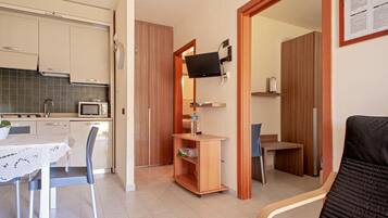 Kühlschrank, Ofen, Herdplatte, Kochgeschirr/Geschirr/Besteck