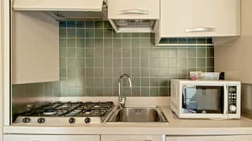 Refrigerador, horno, parrilla de estufa y utensilios de cocina