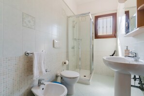 Een douche, een haardroger, handdoeken