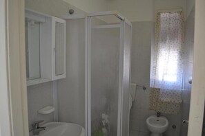 Een douche, handdoeken