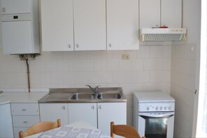 Refrigerador, parrilla de estufa y cafetera y tetera 