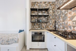 Kühlschrank, Herdplatte, Wasserkocher mit Kaffee-/Teezubehör