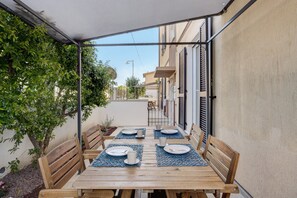 Outdoor dining - 'Appartamento 2' Near the Beach with Wi-Fi & Garden (Ameglia)