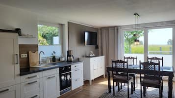 KĂŒhlschrank, Ofen, Wasserkocher mit Kaffee-/Teezubehör, Wasserkocher